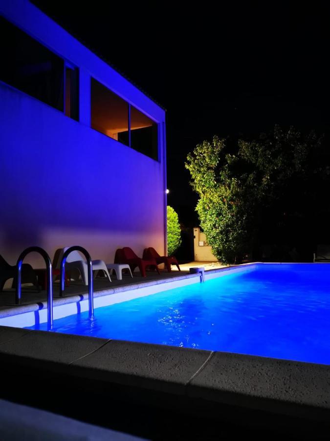 Gites Avec Grande Piscine Et Sa Terrasse Privative Bernis Exterior photo