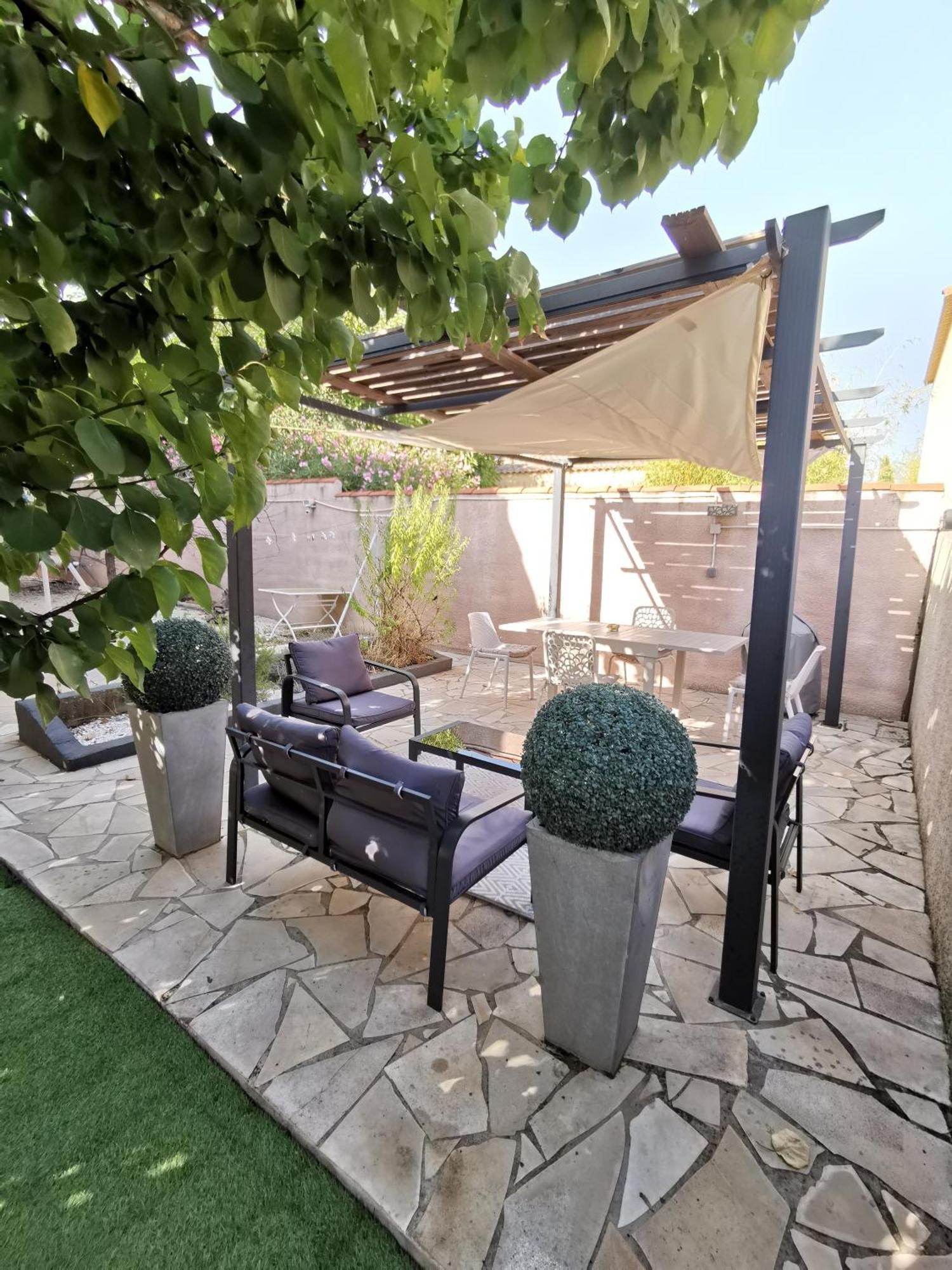 Gites Avec Grande Piscine Et Sa Terrasse Privative Bernis Exterior photo